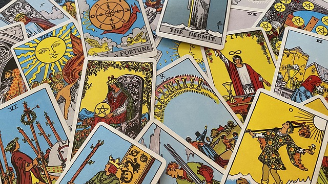 conjunto de cartas del Tarot Rider White puestas sobre una superficie de forma totalmente aleatoria